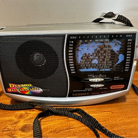 Sonnet Portable Radio R-3582 12 Band World Receiver FM/AM Dynamo Rechargeable - Picture 2 of 4